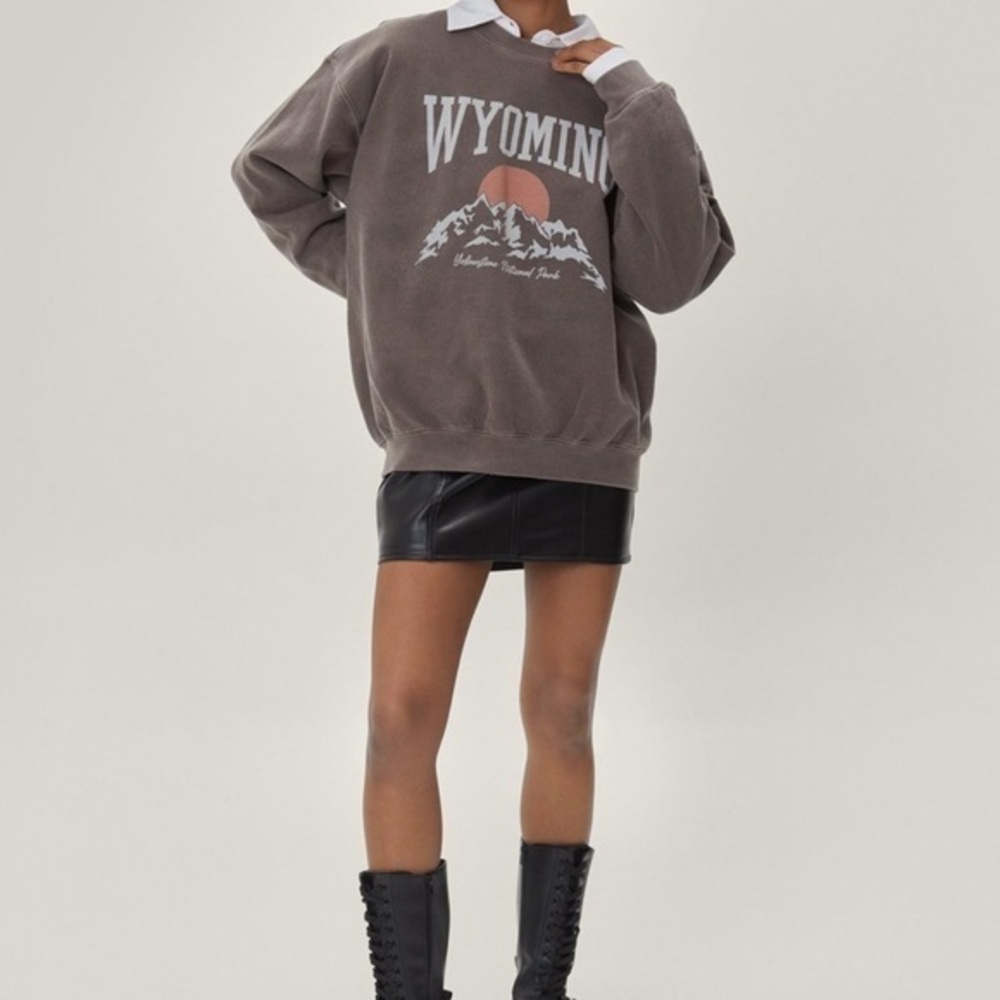 Petite Wyoming Mountain Graphic vintage looking Sweatshirt